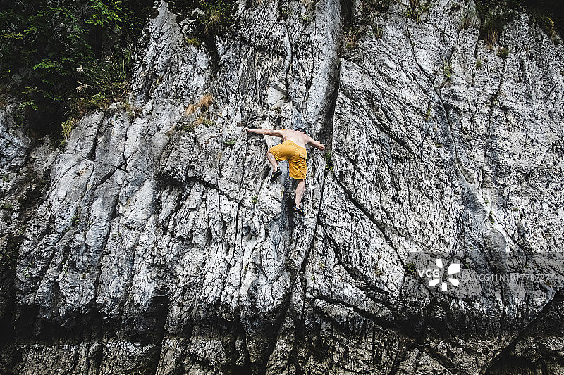 男子在湖上攀岩图片素材