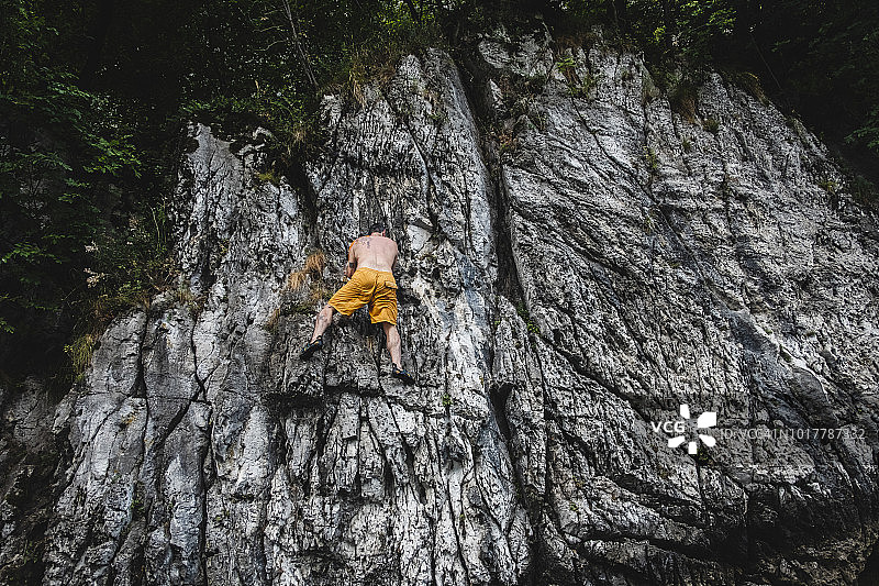 男子在湖上攀岩图片素材