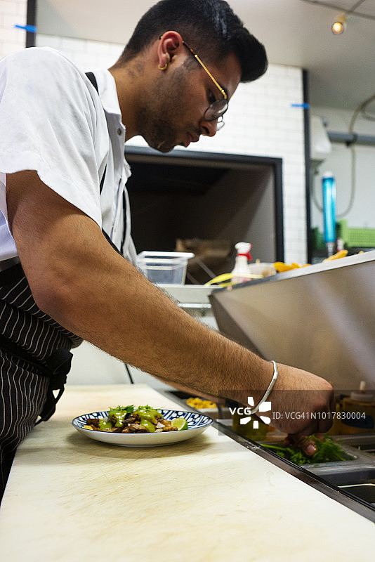 在正宗墨西哥餐厅工作的墨西哥厨师图片素材