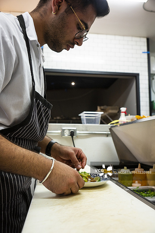 在正宗墨西哥餐厅工作的墨西哥厨师图片素材