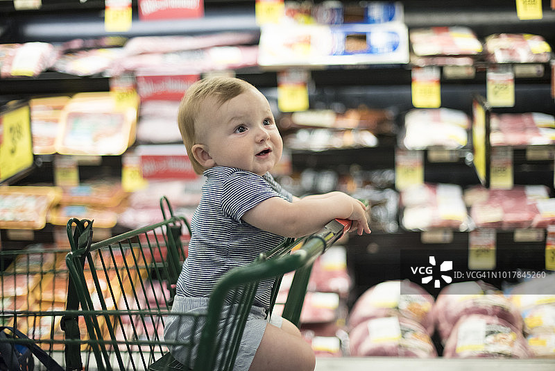 在超市购物车里坐着的男婴特写图片素材