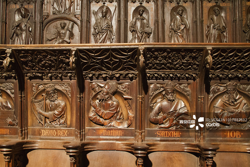 莱昂大教堂唱诗班座位上的圣经人物雕像特写图片素材
