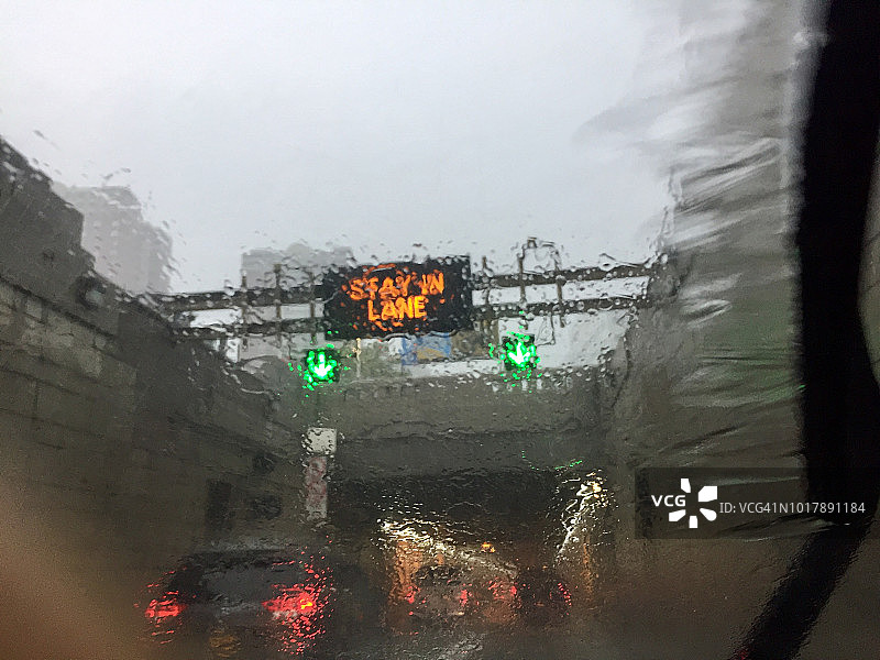 暴雨中进入隧道的公路视角图片素材