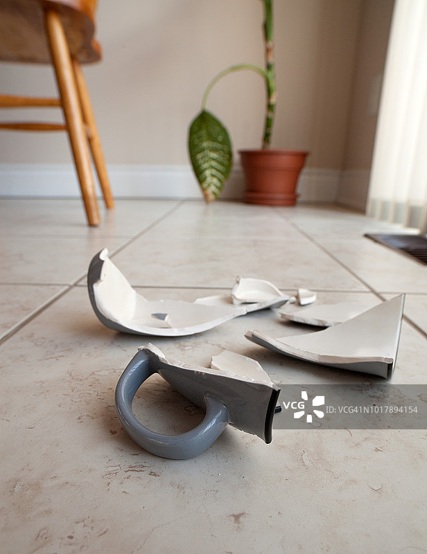 厨房地板上摔碎的马克杯图片素材