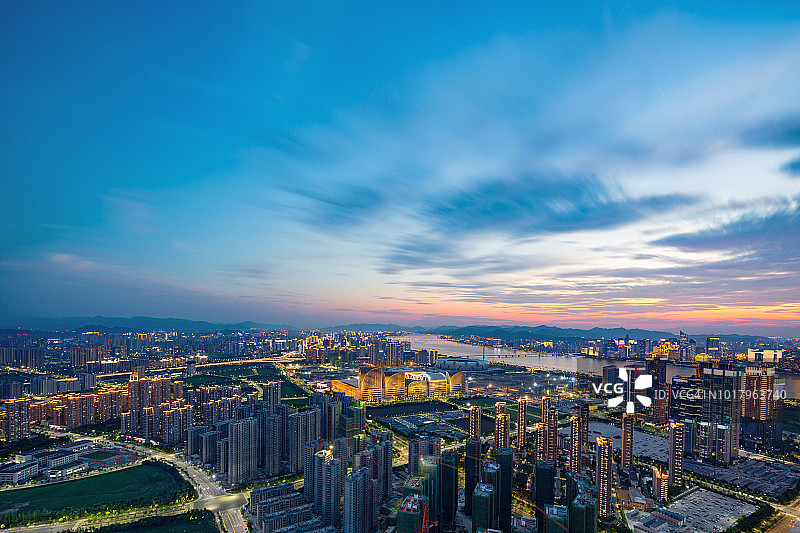 中国杭州钱塘江畔钱江世纪城天际线暮色景观图片素材