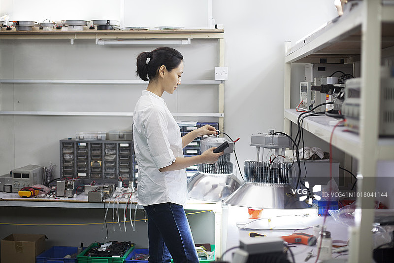 中国东莞LED工厂工程师检查照明图片素材