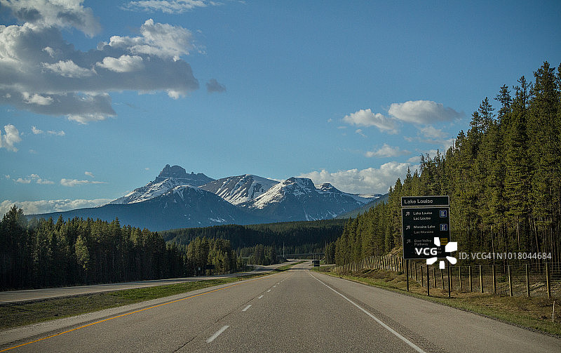 通往雪山的笔直长路图片素材