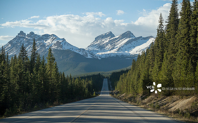 通往雪山的笔直长路图片素材