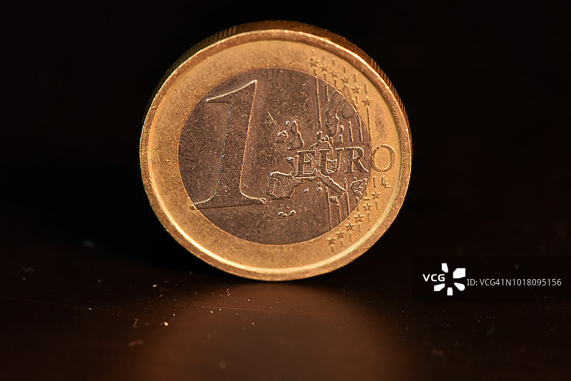 一枚欧元硬币特写图片素材