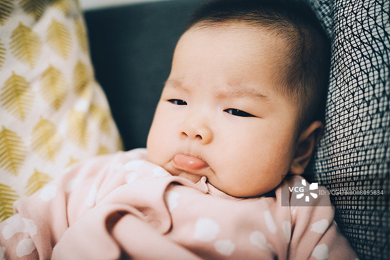胖乎乎亚洲婴儿做鬼脸肖像图片素材