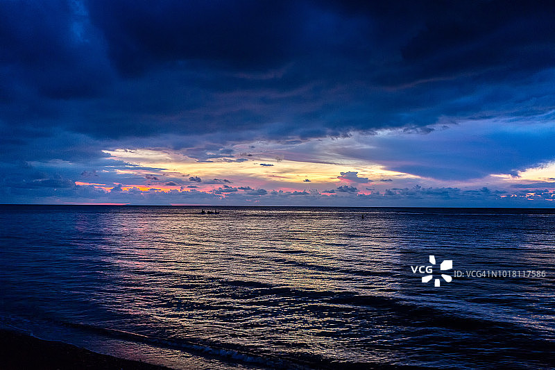 巴厘岛罗威纳海滩的日落图片素材