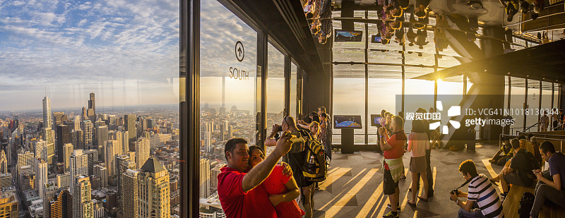 市中心，黄金海岸，在约翰汉考克中心天文台拍照，在左边的城镇图片素材