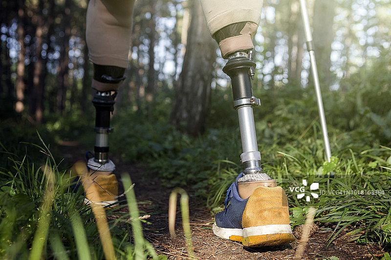 佩戴假肢的徒步旅行者图片素材