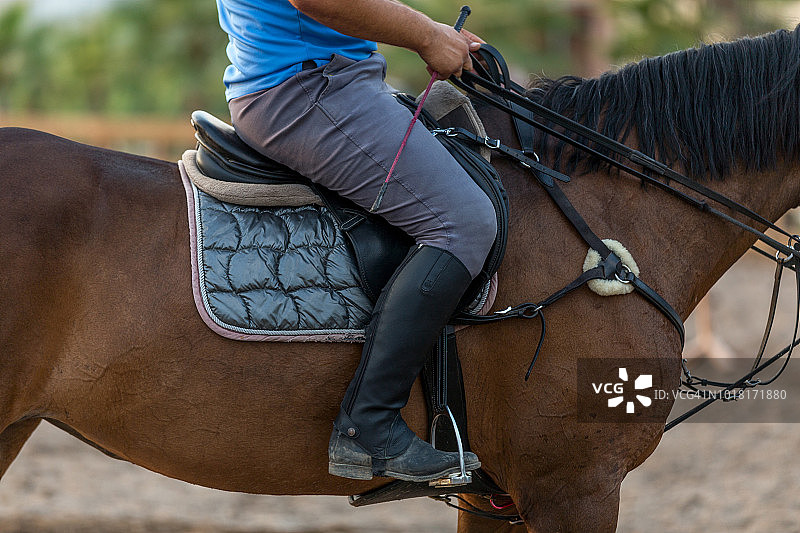 骑马的男人图片素材