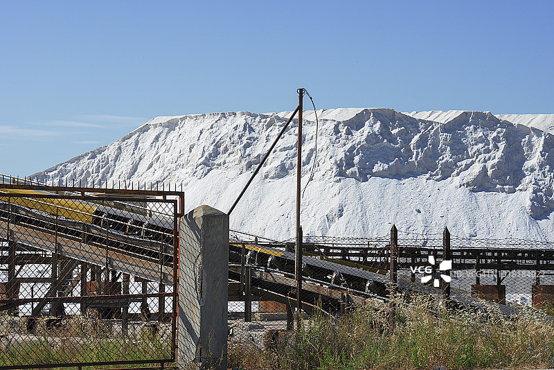 意大利普利亚区马格丽特迪萨伏伊盐生产基地图片素材