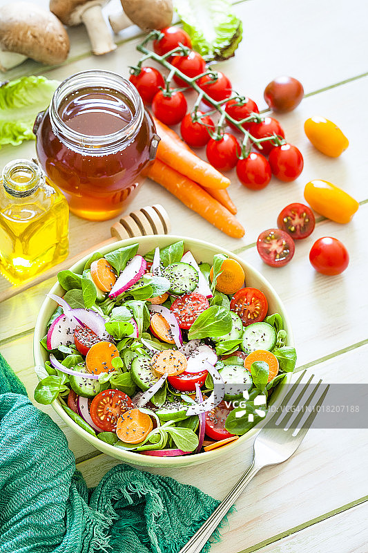 野餐桌上的什锦沙拉图片素材