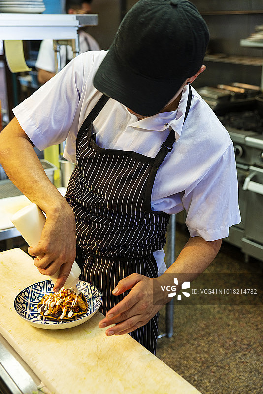 在正宗墨西哥餐厅工作的墨西哥厨师图片素材
