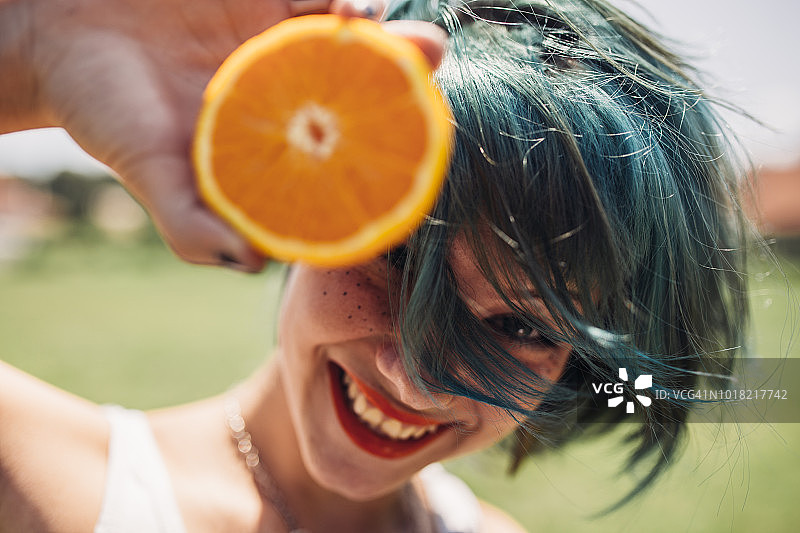 绿头发和橙色头发的女孩图片素材