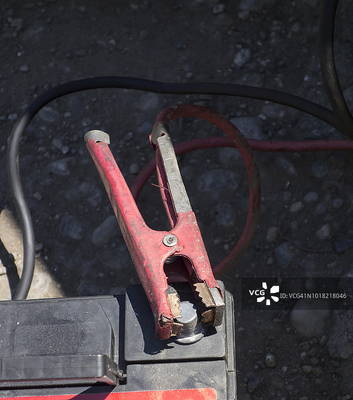 欧洲，希腊，2018年：使用跨接电缆启动亏电汽车图片素材