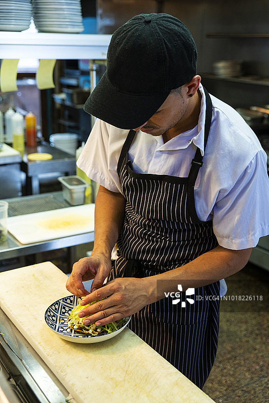 在正宗墨西哥餐厅工作的墨西哥厨师图片素材