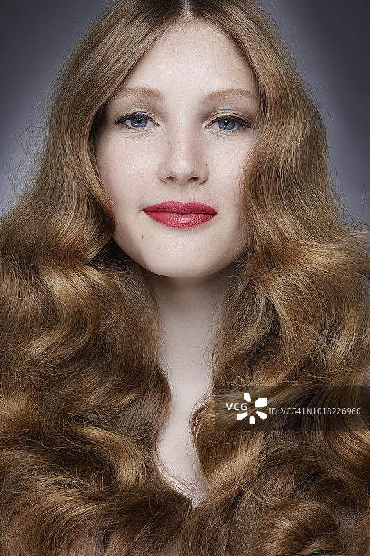 有着长波浪发的漂亮女人图片素材