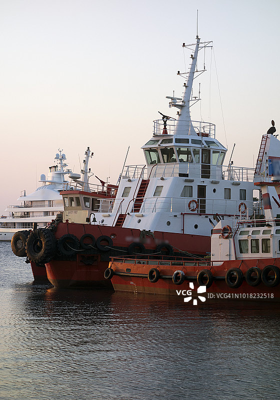 欧洲，希腊，2018年：停靠在港口的拖船图片素材