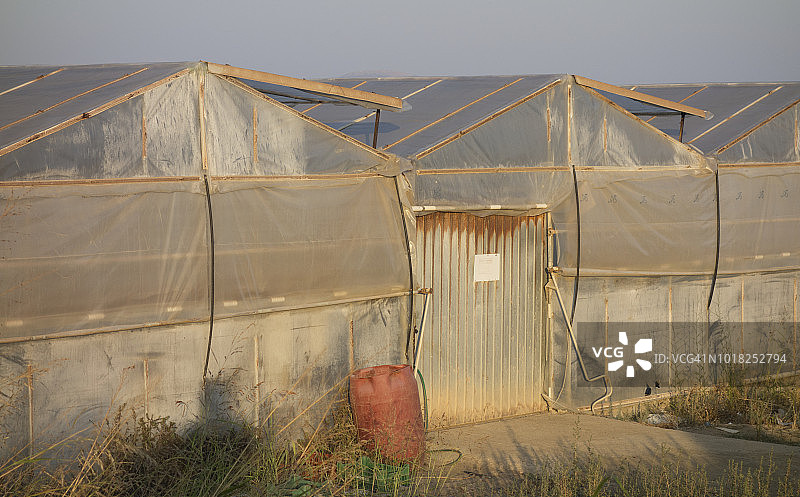 希腊，2018：用合成薄膜和木框架搭建的自制塑料温室图片素材