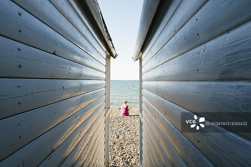 两座海滩小屋之间的海滩景色图片素材