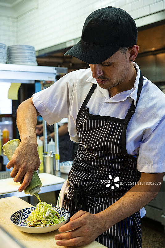在正宗墨西哥餐厅工作的墨西哥厨师图片素材