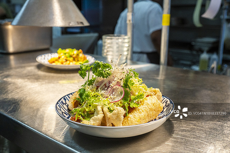 墨西哥餐厅的油炸猪皮图片素材