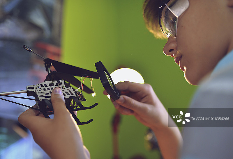 小孩喜欢修理东西，对电子产品充满热情图片素材