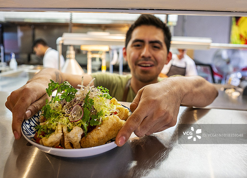 正宗墨西哥餐厅内的墨西哥主厨与食物订单图片素材