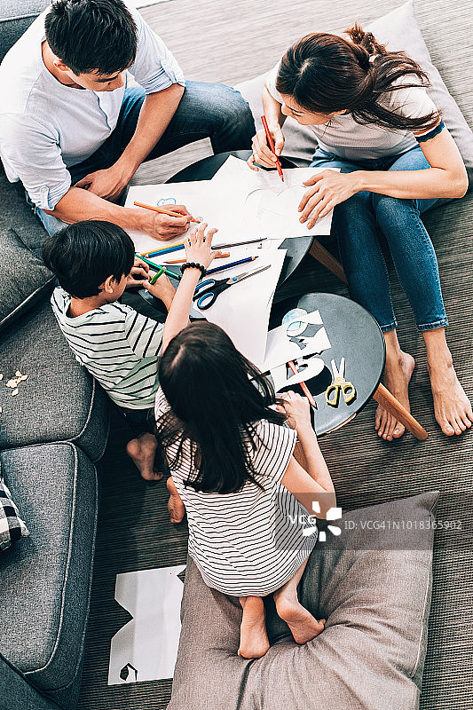 父母和孩子一起绘画图片素材