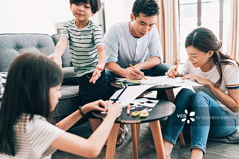 幸福的家庭时光图片素材