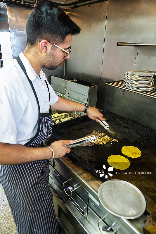 在正宗墨西哥餐厅工作的墨西哥厨师图片素材