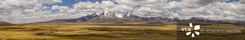群山环绕的静谧村庄图片素材