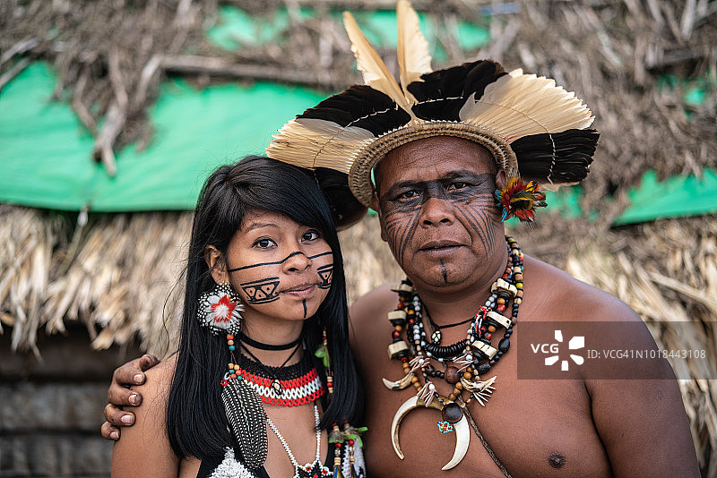 来自瓜拉尼族的巴西土著中年男子和她的女儿图片素材
