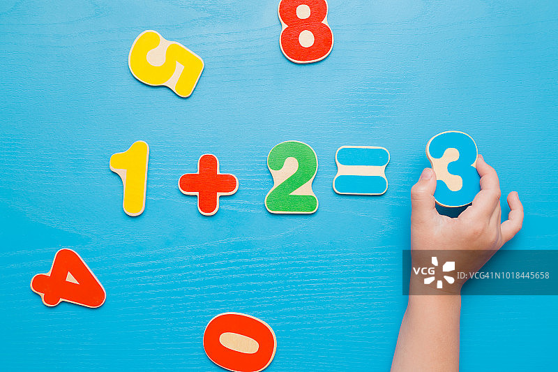 蓝色桌面上供孩子们学习的彩色数字图片素材
