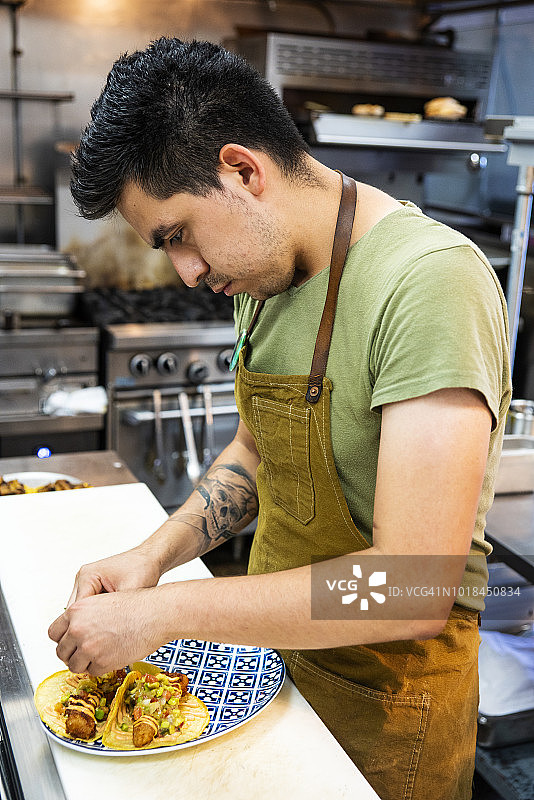 在正宗墨西哥餐厅工作的墨西哥厨师图片素材