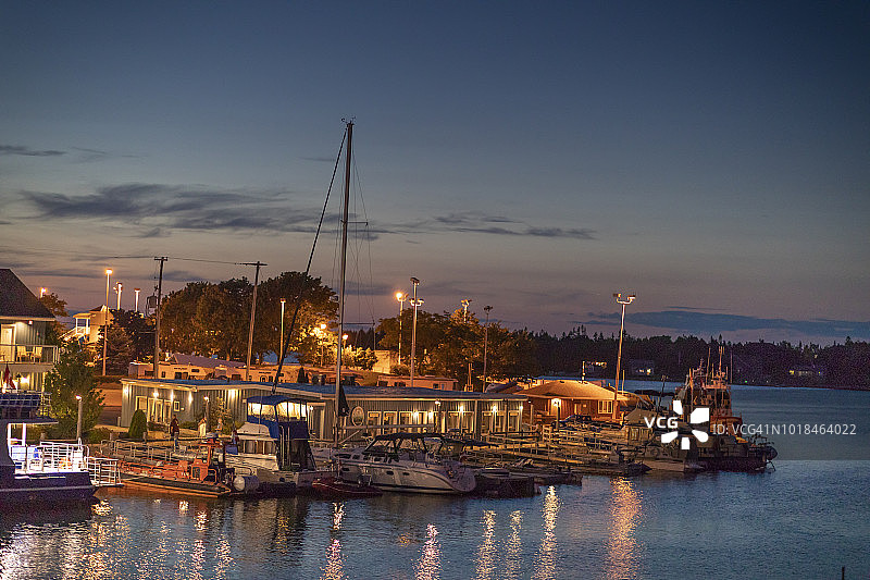 休伦湖夜景：停泊在格鲁吉亚半岛小管港的船只，位于安大略省托伯莫里图片素材