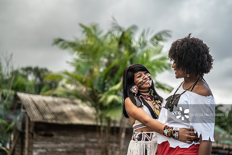 游客在图皮瓜拉尼土著村体验新旅行图片素材