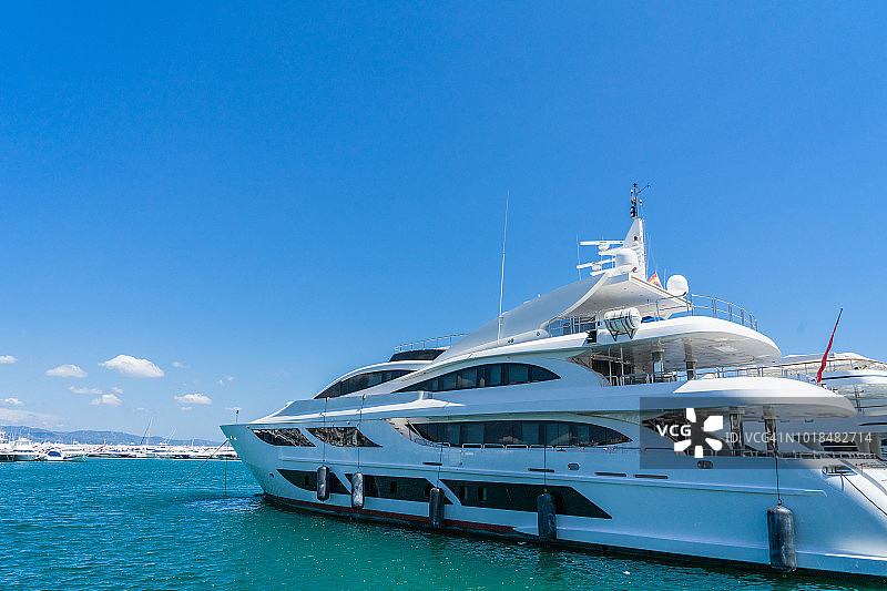 西班牙马贝拉巴努斯港图片素材