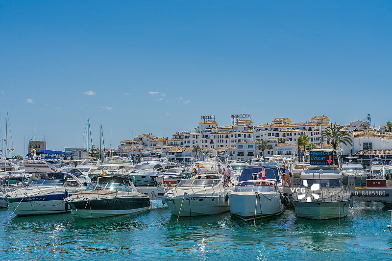 西班牙马贝拉巴努斯港图片素材