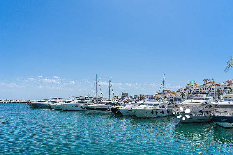 西班牙马贝拉巴努斯港图片素材