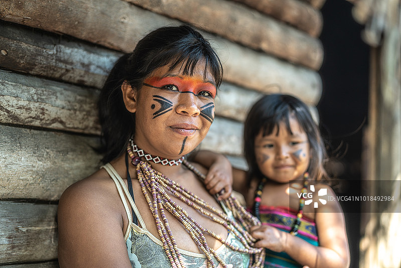 巴西土著年轻妇女和她的孩子，图皮瓜拉尼族裔肖像图片素材