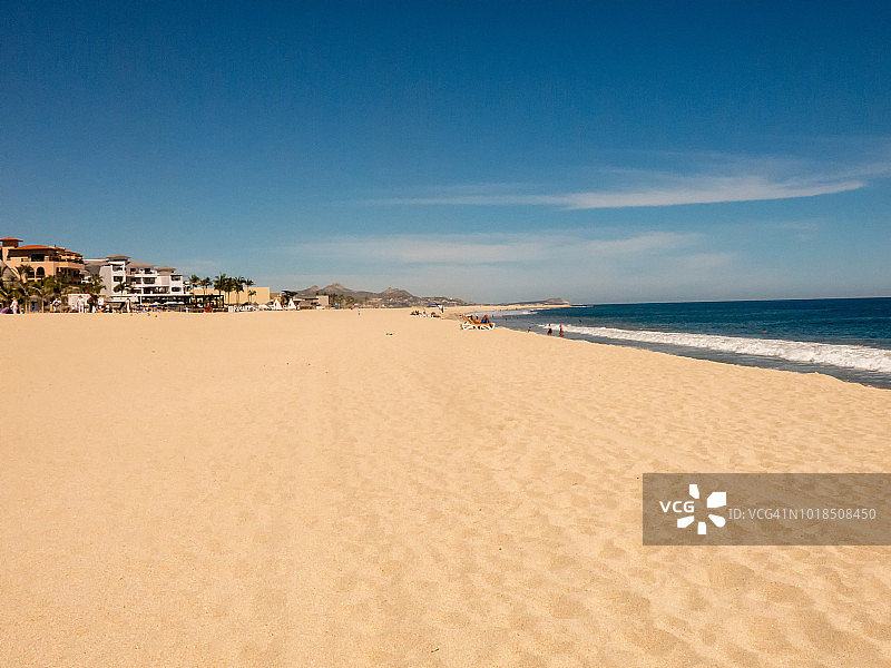 俯瞰海滩度假村和水域图片素材
