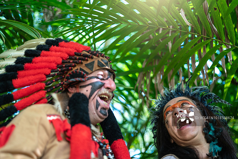 装扮成雨林土著的游客情侣图片素材