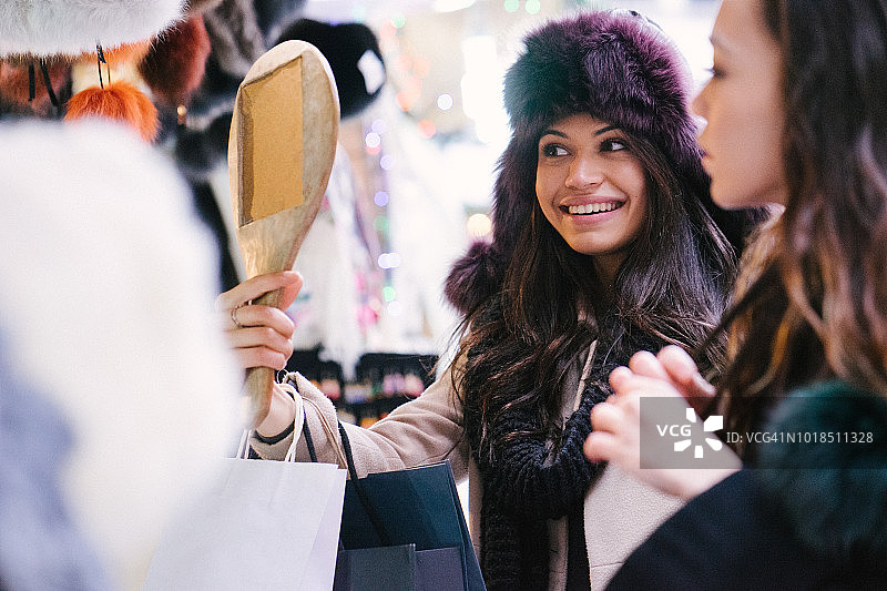 在圣诞节市场的女性朋友图片素材