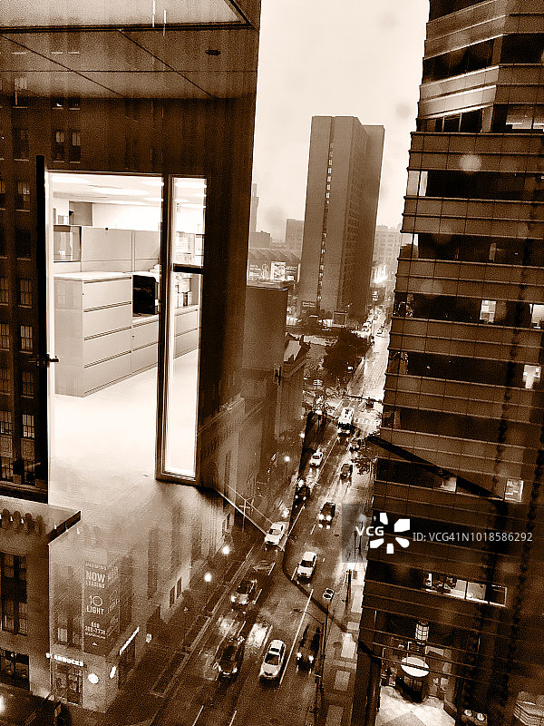 一扇昏暗的门和一座摩天大楼图片素材