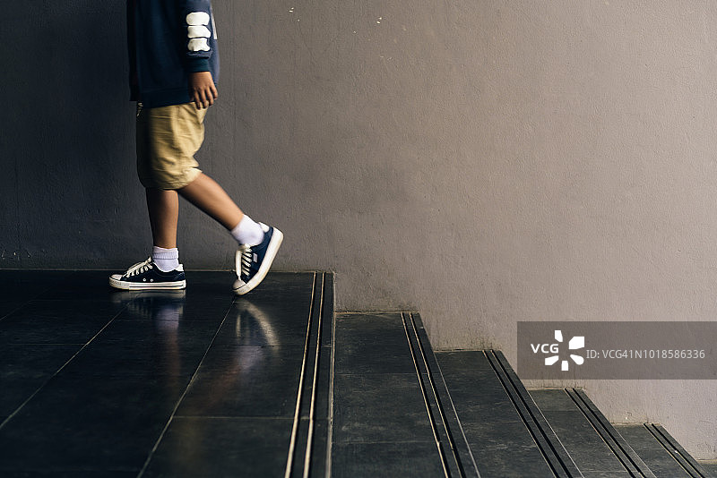 男孩走上楼梯图片素材